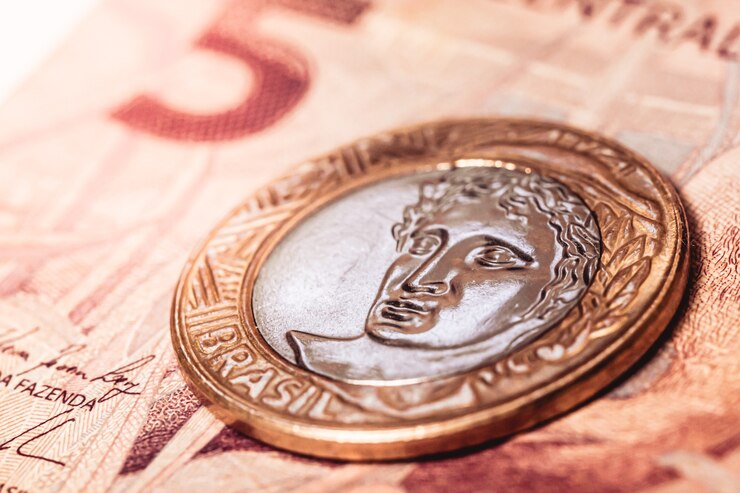 een Braziliaanse munt op een Braziliaans bankbiljet van vijf reais in close-up foto