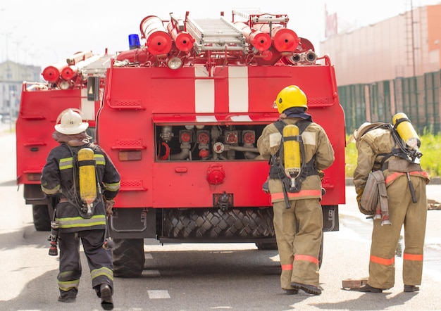 Een brigade van brandweerlieden zet materieel in voor taken