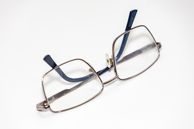 Een bril met blauw montuur erop