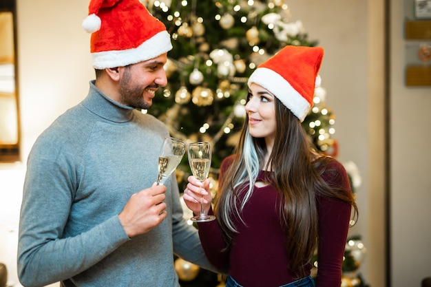 Een bril met champagne voor het vieren van kerstmis en wintervakantie thuis samen wensen geluk en vreugde Celebration concept