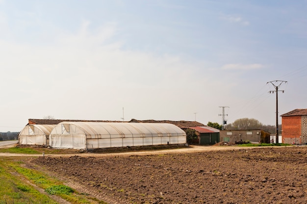 Een broeikas van plastic landbouw in de tuin van de zomerboerderij in Extremadura