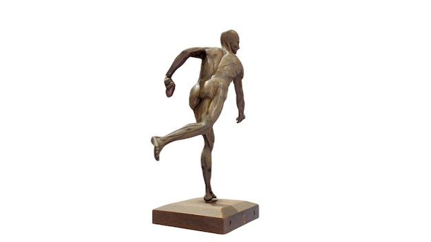 Een bronzen beeld van een man met zijn rug naar rechts en zijn rug naar rechts gekeerd.