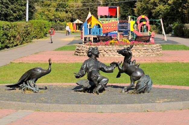 Een bronzen sculptuur gebaseerd op het sprookje Het gebochelde paard