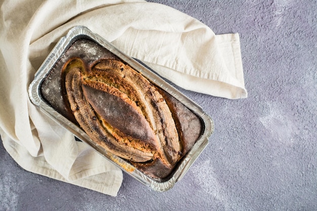 Een brood gebakken bananenbrood in een ovenschaal op tafel Social media trendy Bovenaanzicht