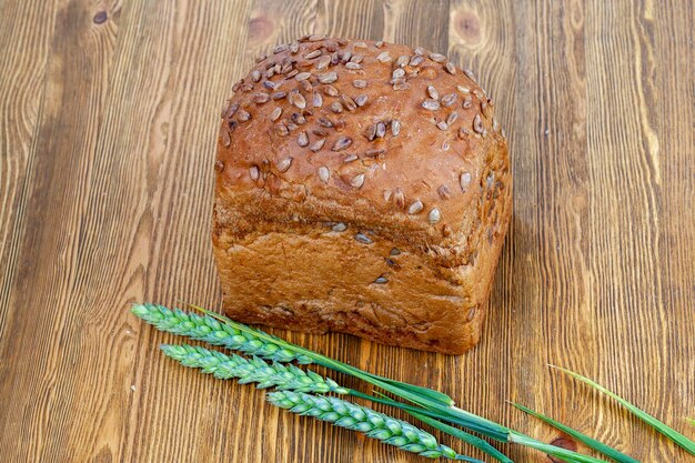 Een brood gemaakt van tarwebloem en zonnebloempitten