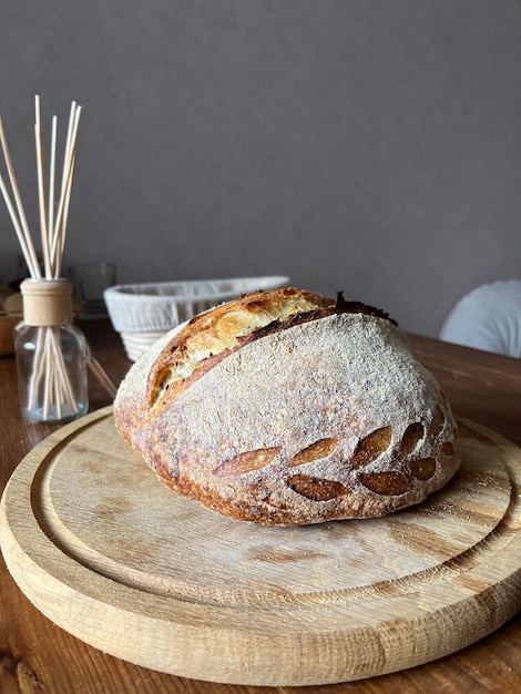 Foto een brood op een houten bord op tafel