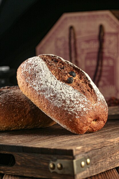 Een brood van de bakkerij Vintage brood foto origineel rauw tarwebrood