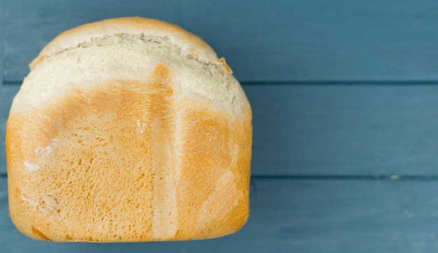 Foto een brood van zelfgemaakt witbrood op houten achtergrond