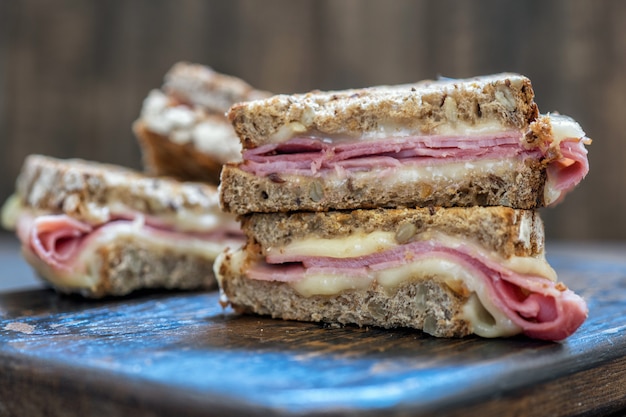 Een broodje gegrilde ham en zwitserse kaas