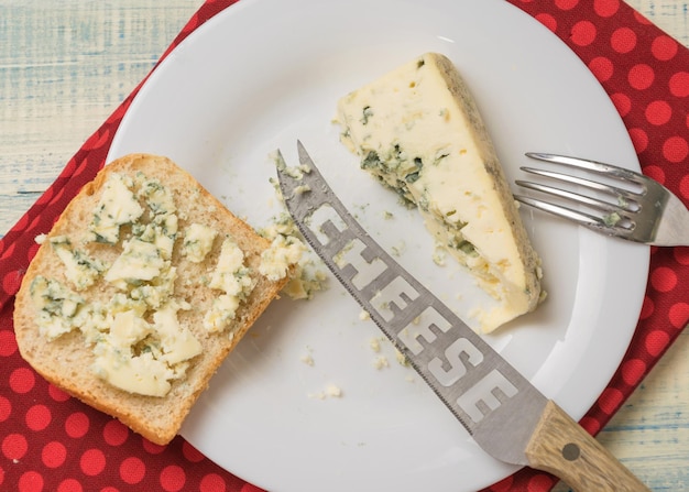 Een broodje gemaakt van blauwe kaas