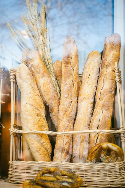 Foto een broodje in een mandje thuis.