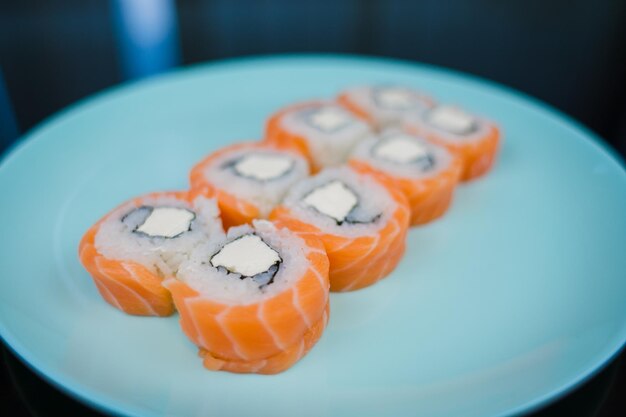 Een broodje met zalm en witte rijst en roomkaas