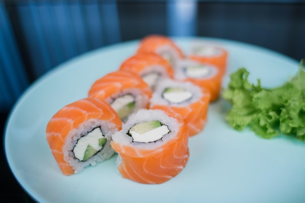 Een broodje met zalm en witte rijst en roomkaas