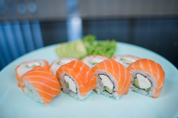 Een broodje met zalm en witte rijst en roomkaas