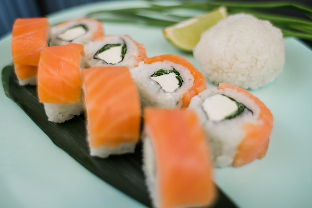 Een broodje met zalm en witte rijst en roomkaas