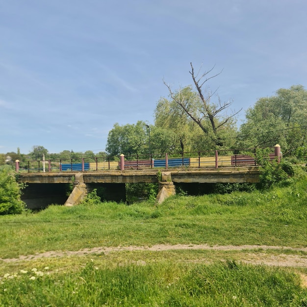 Een brug met een bord waarop "het woord" erop staat