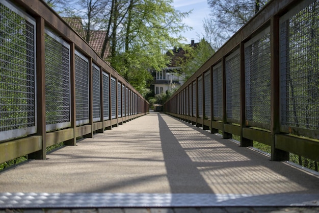 Een brug met een metalen hek erop waarop 'brug' staat