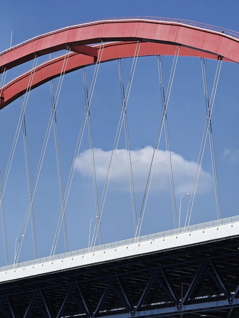 Een brug met een wolk in de lucht