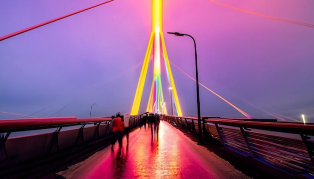 Een brug met kleurrijke lichten die 's nachts verlicht zijn