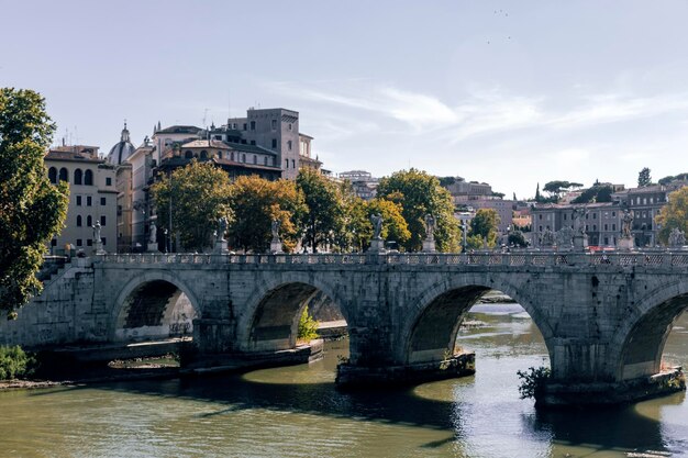 Een brug met sculpturen over de rivier de Tiber in Rome