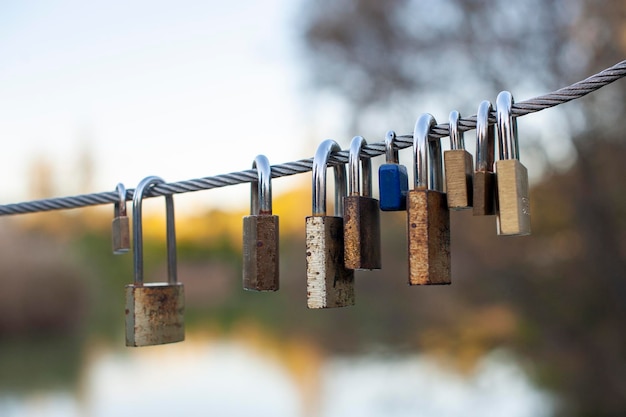 Foto een brug met veel sloten erop