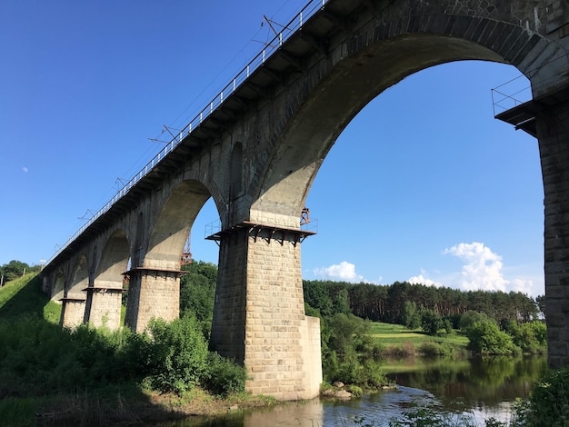 Een brug over de rivier met een brug op de achtergrond