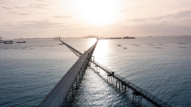 Een brug over de zee voor vrachtvervoer naar de internationale zeehaven