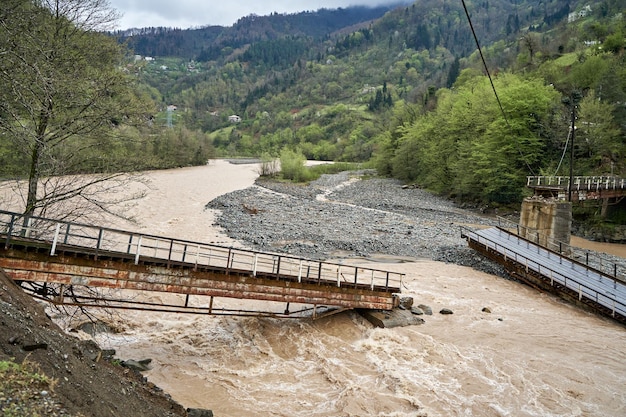 Een brug over een bergrivier verwoest door water