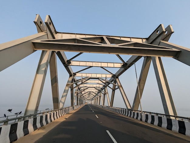 Een brug over een rivier