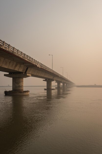 Een brug over een rustige zee tegen een heldere lucht.