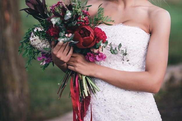 Een bruid die een boeket bloemen vasthoudt