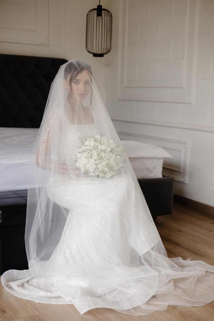 Foto een bruid in een witte jurk met een boeket bloemen