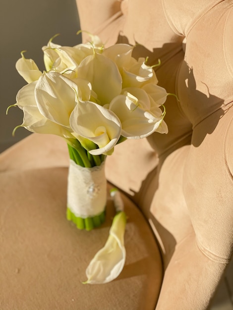 Een bruidsboeket van witte callas Fijne bloemen voor de bruid en bruidegom op een trouwdag