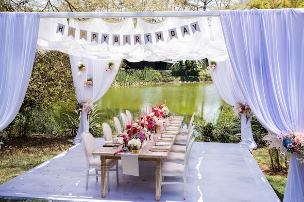Een bruiloftstafel met bloemen en een spandoek met DMS erop.