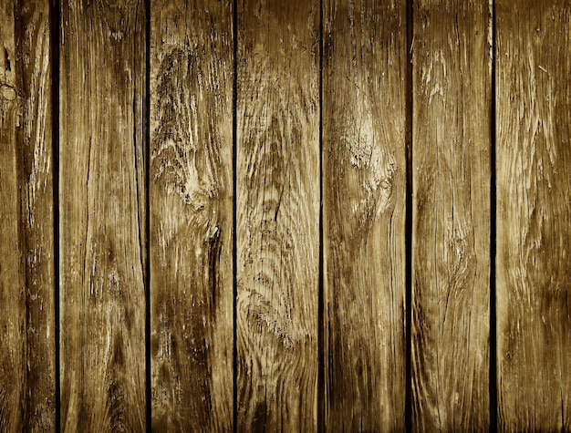 een bruine houten muur met een gezicht erop