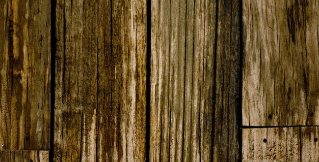 Een bruine houten wand met een witte streep.