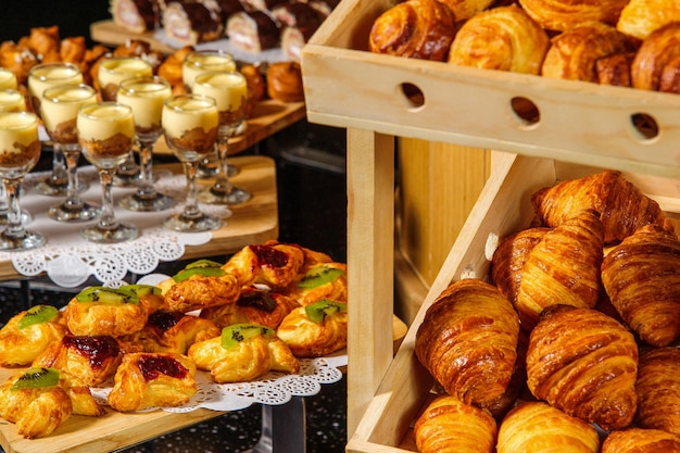 Een buffettafel met houten manden vol croissants voor producttentoonstelling