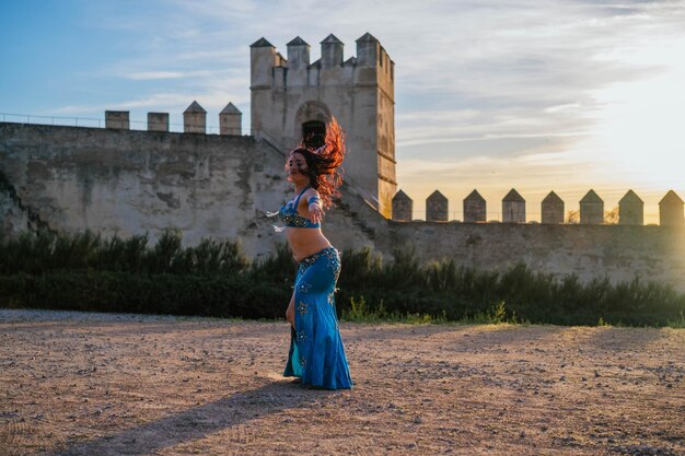 Foto een buikdanseres boeit met haar kunst