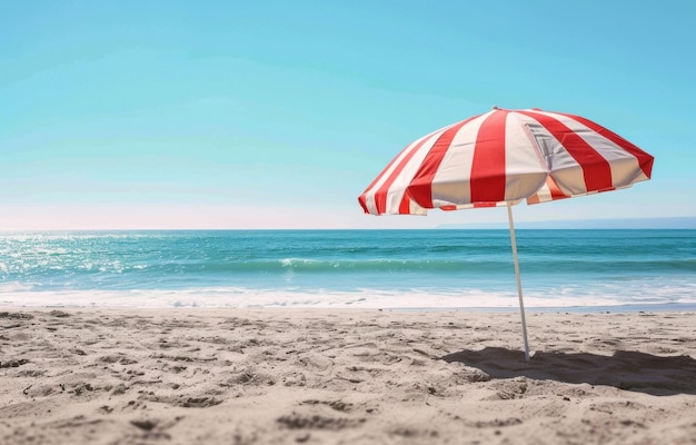 een buiten rood en wit gestreepte paraplu op een strand