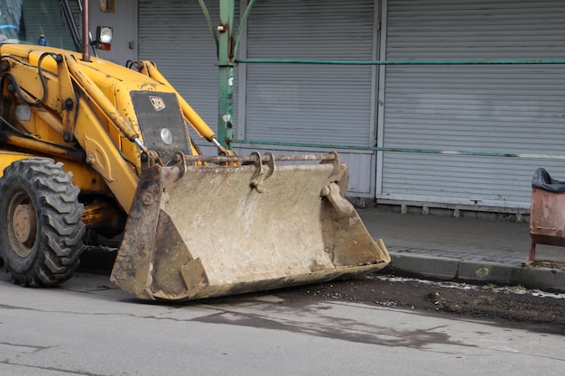 Een bulldozer staat op straat en het woord "bulldozer" staat op de zijkant.