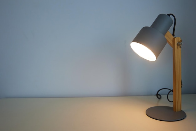 Foto een bureaulamp die de achtergrond verlicht veel kopieerruimte