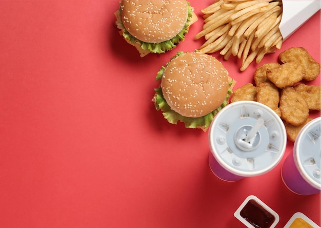 Foto een burgergerecht dat bestaat uit een ronde patty van gemalen rundvlees of soms een ander hartig ingrediënt