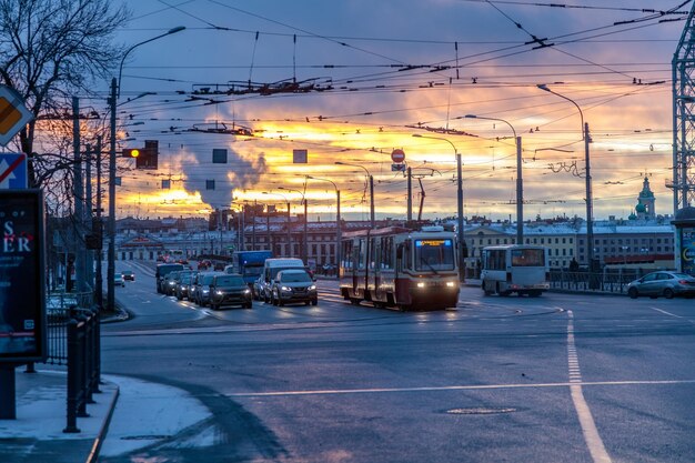 Foto een bus in een drukke straat met een bord waarop 'bus' staat