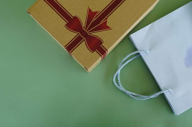Foto een cadeau doos en een papieren zak op de tafel
