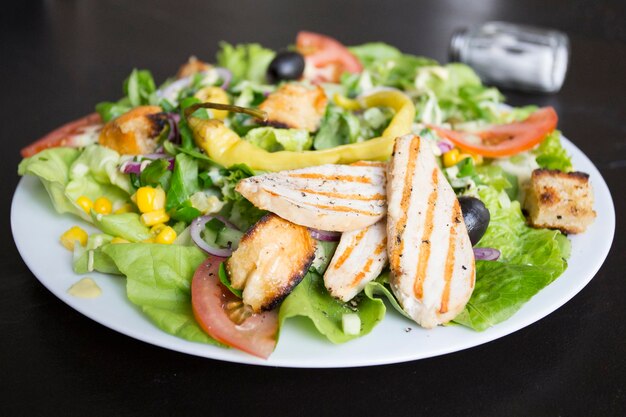 Een Caesarsalade is een salade van snijsla croutons en kip met citroensap olijfolie ei