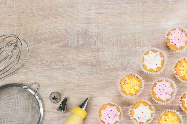 Een cake bakken. Bovenaanzicht met ruimte voor uw tekst.