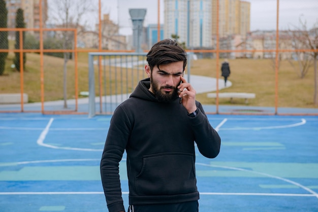 Een calisthenics-instructeur die zijn beentraining doet Foto van hoge kwaliteit