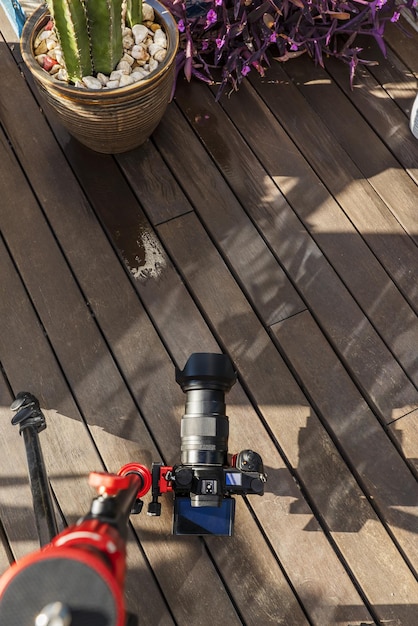 Een camera bevestigd aan de grond