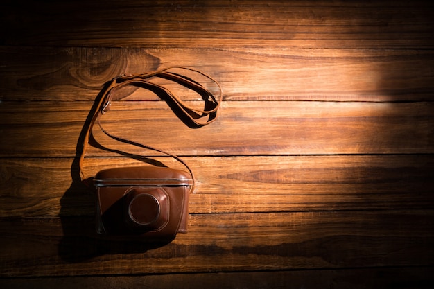 Een camera op de houten tafel