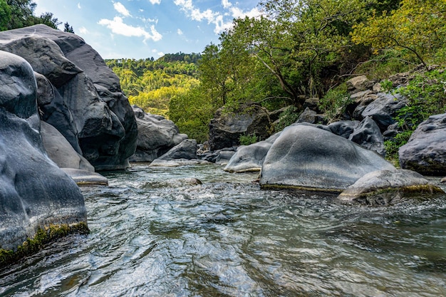 Een canyon rivier Alcantara, die door de lavastenen van de Etna op Sicilië, Italië gaat